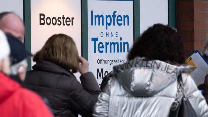 Bild: Julian Stratenschulte/dpa
Booster, bleib bei deinen Leisten? Sollen sich auch Jugendliche ab 16 Jahren eine Auffrischungsimpfung holen? Die Stiko hat die Booster-Impfung bisher nur ab 18 empfohlen.