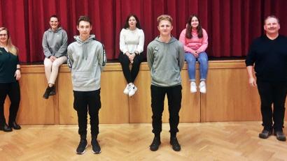 Bild: ld
David Krapf (Dritter von rechts) ist der neue Jugendbürgermeister der Gemeinde Brand. Seine Stellvertreterin ist Tamara Kuhbandner (hinten rechts), Michaela Schindler (Mitte) kümmert sich um das Schriftwesen und Moritz Heser (Dritter von links) führt die Kasse. Die Sitzung leitete Bürgermeister Bernhard Schindler (rechts). Anwesend waren auch die Jugendbeauftragte Maria König und die bisherige Jugendbürgermeisterin Lilli Glowka (von links).