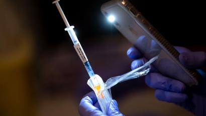 Symbolbild: Sven Hoppe/dpa
Brauchen dreifach Geimpfte bald keinen Schnelltest mehr? Darüber beraten am Dienstag die Gesundheitsminister von Bund und Ländern.