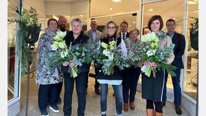 Bild: Modehaus Zeitler/exb
Während das Modehaus Zeitler eine IHK-Urkunde für das 75-jährige Bestehen erhielt, zeichnete das Unternehmen selbst langjährige Mitarbeiterinnen aus. Im Bild (vorne, von links) Karin Höfer, Ines Schricker und Katrin Madl sowie (hinten, von links) Katrin und Holger Paschedag, Ernst Zeitler, Bürgermeister Stefan Grillmeier, Barbara Zeitler und Florian Rieder (IHK).