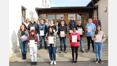Bild: jzk
Schulleiter German Helgert (hinten rechts) und Englischlehrerin Cornelia Spies (vorne links) gratulierten den Neuntklässlern zum bestandenen PET-Test.