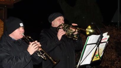 Bild: Houschka
Bürgermeister Christian Ziegler (rechts) und sein Sohn Luis packten in Freihöls die Blasinstrumente aus und gaben ein Adventskonzert.