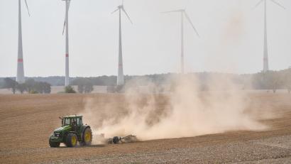 Symbolbild: Patrick Pleul/dpa
Für BBV-Kreisobmann Josef Irlbacher und BBV-Kreisgeschäftsführer Josef Wittmann schließen sich Land- und Energiewirtschaft in einer Hand nicht aus. Vor allem dann nicht, wenn die Stromerzeugung der Sicherung des landwirtschaftlichen Betriebes dient.