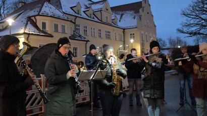 Bild: Agnes Jonas/exb
Sie machen das Beste draus: Die Stadtkapelle formiert sich im Freien, um für die Bewohner von Refugium und Marienheim ein Adventskonzert zu geben