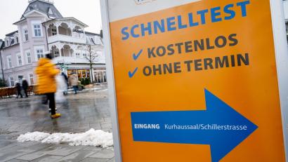 Bild: Stefan Sauer/dpa
Ein Schild verweist auf ein Corona-Testzentrum im Ostseebad auf Rügen.