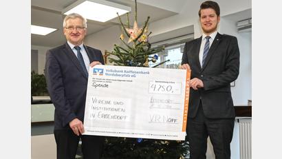 Bild: njn
Den Spendenscheck für die Vereine und Institutionen über 4250 Euro überreichte Geschäftsstellenleiter Alexander Goblirsch (rechts) stellvertretend an Bürgermeister Johannes Reger.