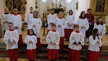 Bild: le
Über fünf neue Ministranten freuen sich die katholische Pfarrgemeinde St. Johannes der Täufer und Pfarrer Max Früchtl.