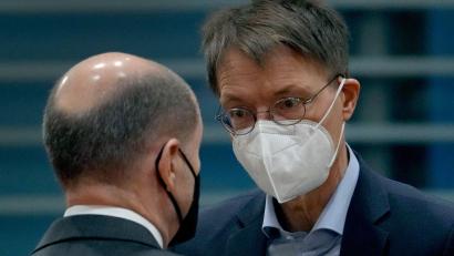 Bild: Michael Sohn
Bundesgesundheitsminister Karl Lauterbach (r) im Gespräch mit Bundeskanzler Olaf Scholz. Foto: Michael Sohn/POOL AP/dpa