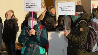 Symbolbild:  Steinbacher
Corona-Demos nehmen auch in der Oberpfalz zu. In Schwandorf haben sich schon zum zweiten Mal Menschen zu einer Kundgebung auf dem Oberen Markt getroffen. Sie verlief friedlich.