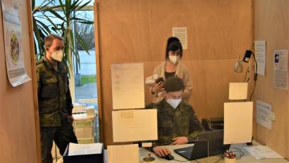 Bild: Mario Hönig/exb
Soldaten unterstützen bei der Bewältigung der Corona-Pandemie wie hier im Impfzentrum Weiden bei der Registrierung.