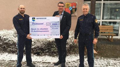 Bild: Alexander Abredat/exb
Polizeimeister Manfred Schwarz übergibt Thomas Lintl den Spendenscheck für die Polizeistiftung. Rechts Polizeioberrat Thomas Scherer.