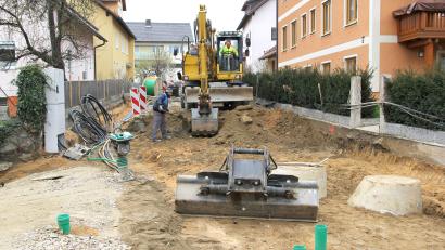 Bild: Josef Böhm
Mit der Auskofferung der Straße und der Errichtung der Erdplanierung erfolgt auch die Erneuerung der Hausanschlüsse. Im Gehsteig werden künftig zwölf Rohre und Leitungen mitgeführt.