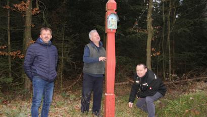 Bild: kro
Rudi Mark (links) übergab die Betreuung der „Roten Marter“ in die Hände des OWV Griesbach. Vorsitzender Günter Gradl (rechts) und Ortsheimatpfleger Ludwig Gradl (Mitte) versprachen, sich um das Flurdenkmal zu kümmern.