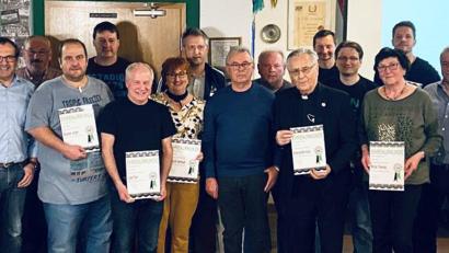 Bild: Stefan Badura/exb
Die DJK Ammerthal ehrt langjährige Mitglieder (von links): Reinhard Lutter, Vorstandsmitglied Stefan Badura, Siegfried Birner, Jürgen Baumer, Martin Scherer, Paul Luber, Gerti Heinrich, Josef Mayer, Guido Michl, Günther Koller, Pfarrer Alois Albersdörfer, Manfred Niebler, Michael Strehl, Thomas Müller, Gregor Paulus, Vorstandsmitglied Peter Haller und Bürgermeister Anton Peter.