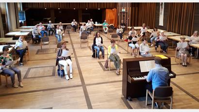Bild: pz
Der Chor der Basilika unter Leitung von Kirchenmusikdirektor Andreas Sagstetter (am Klavier) bei der Probe im Jugendheimsaal.