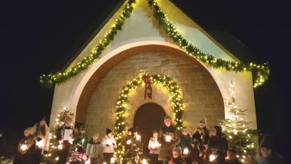 Bild: gi
Stimmungsvoll war das zweite Adventsfenster an der Dorfkapelle in Heumaden, das die Dorfgemeinschaft vorbereitet hatte. Die Kinder trugen Texte bei.