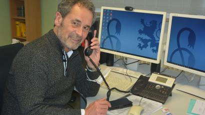 Bild: jr
Noch sitzt Rudolf Kunz in seinem Büro am Schulamt in Tirschenreuth. Selbst dort hat der "Löwen"-Fan Utensilien des Münchener Drittligisten an exponierter Stelle.