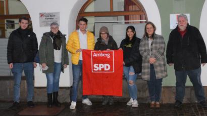 Bild: Dieter Weiß/exb
Die Amberger SPD hat wieder Jungsozialisten (von links) die Vertreter der Jusos Oberpfalz, David Mandrella und Lisa Hartinger, der neue Amberger Juso-Vorsitzende Lukas Plößl, Beisitzerin Chiara Haubelt, stellvertretende Vorsitzende Julia Böhm sowie die beiden Stadtverbandsvorsitzenden Simone Böhm-Donhauser und Dieter Weiß