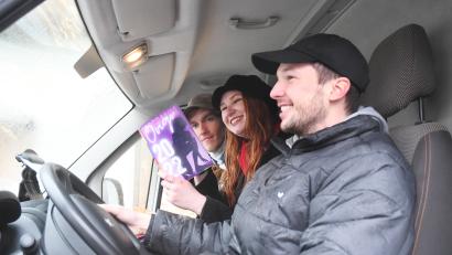 Bild: Gabi Schönberger
Die Ovigo-Aktiven Daniel Adler, Freya Fehse und Florian Wein, der 1. Vorsitzender des Vereins, waren am Montag mit ihrem "Lumpi" in Weiden zu Gast und verteilten das Programmheft.