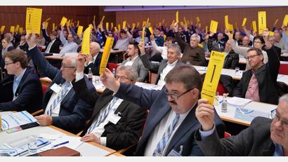 Archivbild: ref
Abstimmung beim Bezirkstag 2018 im Amberger ACC. Dort soll 2022 der Kreistag des Fußballkreises Amberg/Weiden stattfinden. Der Vorsitzende des Fußballkreises Amberg/Weiden und Kreisspielleiter Albert Kellner (vorne Zweiter von rechts) stellt sich dabei zur Wiederwahl.