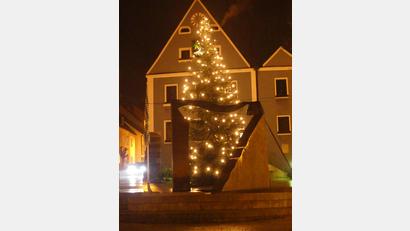 Bild: rn
Zur Abendzeit erstrahlt der Christbaum vor dem Rathaus im Lichterglanz. Für den Tagesschmuck appelliert die Stadt erneut an die Kreativität der Kinder.