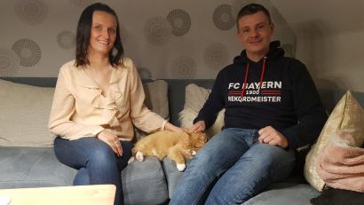 Bild: Andreas Zanner/exb
Familie Zanner genießt die Zeit mit ihrem wiedergefundenen Kater Simba auf dem Sofa.
