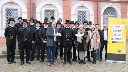 Bild: prh
15 Kaminkehrermeister in ihren Gala-Uniformen mit Zylinder und weißem Schal sieht man nicht alle Tage. Stellvertretend für 27 Spender übergab Manuel Schätzler (vorne, Mitte) insgesamt 5400 Euro Spende an Carina Völkl (vorne, Zweite von rechts) vom Team Bananenflanke Nordoberpfalz und Holger Hassel (vorne links), Leiter des SOS-Kinderdorfs Oberpfalz.