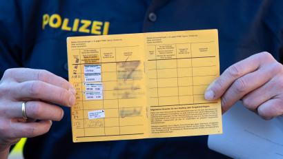 Archivbild: Sven Hoppe/dpa
Ein bayerischer Polizeibeamter zeigt nach einer Impfung mit dem Corona-Impfstoff von Astrazeneca am 2. März 2021 seinen Impfpass. Bayern hatte Anfang März mit der Impfung aller Beschäftigten der Polizei begonnen. Jetzt zeigt sich, dass bei weitem nicht alle geimpft sind.
