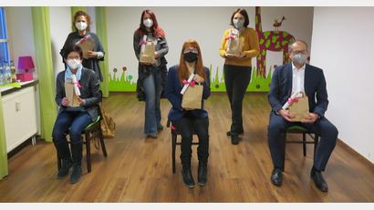 Bild: jzk
Christine Schubert, Deborah Bregler, Bürgermeister Roman Schäffler (vorne von links), Kerstin Graf, Jessika Wöhrl-Neuber und Judith Schliermann (hinten von links) wünschen den Kindern viel Freude mit den Christkindl-Tüten.