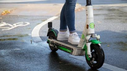 Symbolbild: Christin Klose/dpa
In Weiden war ein Mann ohne Versicherung auf seinem E-Scooter unterwegs.