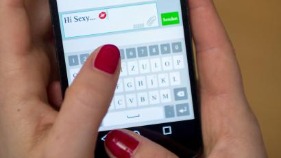 Bild: Sebastian Gollnow/dpa
Ein Online-Flirt wird einem Mann zum Verhängnis. Nun ermittelt die Kriminalpolizei Weiden.
