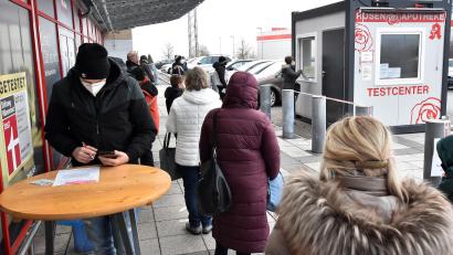 Bild: Stephan Huber
Dezember, kurz nach 9 Uhr am Test-Center vor dem Kaufland: Die Warteschlange reicht vom Media Markt bis zum Supermarkt-Eingang.