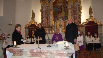 Bild: Alois Baumer/exb
Pfarrgemeindesprecherin Christa Dietl (links) und Pfarrer Eugen Wismeth (Zweiter von rechts) bedankten sich bei Wolfgang und Angelika Lößl für ihren Einsatz.