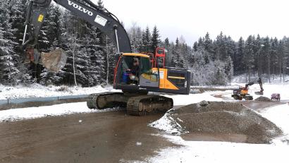 Bild: Portner
Die letzten Arbeiten für die Verkehrsfreigabe der Staatsstraße 2159 zwischen Gaisthal und Schönsee laufen.