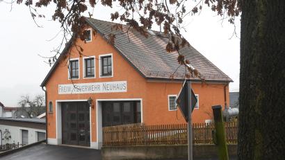 Bild: Gabi Schönberger
Noch leistet das alte Gerätehaus in Neuhaus gute Dienste, doch wenn die Feuerwehr in ihr neues Domizil gezogen ist, soll das alte Gebäude zu Wohnraum umgewandelt werden.