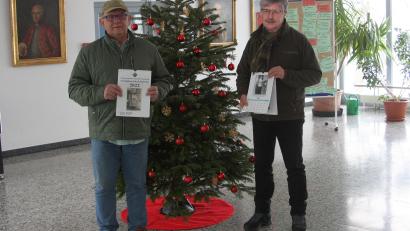 Bild: wro
"Fuchsmühlner Leit aas jederer Zeit" ist ab sofort in Fuchsmühl erhältlich. Vorgestellt wurde der Rückblick von Erich Schraml (links) und Bürgermeister Wolfgang Braun (rechts).