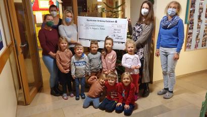 Bild: Steffi Daubenmerkl/exb
Zusammen mit der Leiterin der Kita St. Josef in Hahnbach, Karin Schlegl, freuen sich Elternbeiratsvorsitzende Ellen Bugera (von rechts) und einige Mitglieder des Elternbeirats über die Spendensumme für die Kita in Bachem
