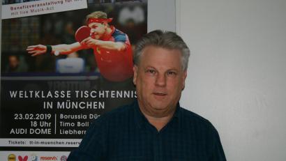 Bild: Bauer/privat
Günter Bauer vor einem Plakat mit Timo Boll. Der Vorsitzende des TTC Luitpoldhütte ist großer Fan des deutschen Tischtennis-Stars.