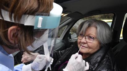 Bild: Petra Hartl
Bei Seniorenheim-Besuchern, die nicht gut zu Fuß sind, kommt die Corona-Testerin aus dem Team der Wallmenich-Schwestern auch ans Auto.