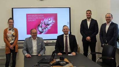 Bild: stg
Glasfaseranschluss für 2100 Haushalte versprachen die Telekom-Vertreter beim Gespräch im Kemnather Rathaus mit Bürgermeister Roman Schäffler (Zweiter von links) und der für Breitband zuständigen Verwaltungs-Mitarbeiterin Magdalena Dumler.