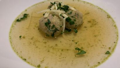 Bild: Michael Schiffer
Feine Klößchen mit Hirschschinken kommen in eine Bouillon mit Sherry.