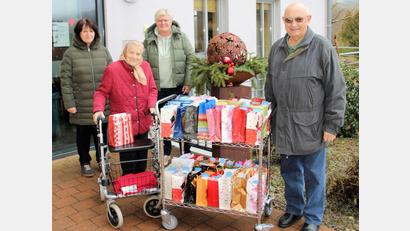 Bild: bjo
Der VdK-Ortsverband Rieden-Vilshofen-Ensdorf beschenkt die Menschen im BRK-Seniorenheim (von links): die Leitung Soziale Betreuung Elke Augsberger, Heimbeirätin Thekla Braun, Heimleiterin Lydia Brandl und VdK-Vorsitzender Josef Niebler.