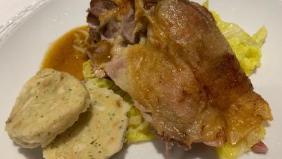 Bild: Michael Schiffer
Auf einem Bett aus Wirsinggemüse wird die in Portionen geteilte Vierländer Ente serviert. Dazu passen Serviettenknödel oder Kartoffelklöße.
