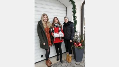 Bild: slh
Stolze 1000 Euro und 78 Geschenkpakete konnte die Organisation „Geschenke mit Herz “ in Weihern abholen. Das Bild zeigt die drei Organisatorinnen der Landjugend Sophia Haider, Marina Reis und Anna Schweiger (von links).