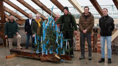 Bild: wro
Teilnehmer der Hebfeier im kleinen Kreis waren (von links) Zweiter Bürgermeister Michael Dutz, Dritter Bürgermeister André Putzlocher, Bürgermeister Toni Dutz, Georg Zeitler, Alexander Treml (beide Firma Kreuzer), Architekt Uwe Reil und Daniel Völkl als Vertreter der Marktverwaltung Wiesau.