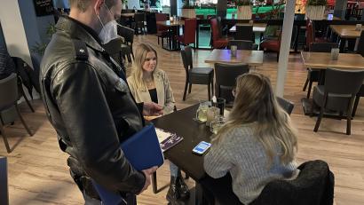 Bild: jus
Polizeikommissar Sebastian Bayer-Schmidt bei einer Corona-Kontrolle im New Dali in Nabburg.