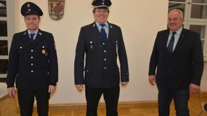 Bild: jr
Kommandant Martin Teubner (Mitte) und sein Stellvertreter Josef Siller von der Feuerwehr Königshütte wurden für weitere sechs Jahre im Amt bestätigt. Abgesegnet wurde dies nun auch vom Gemeinderat. Bürgermeister Johann Burger gratulierte.