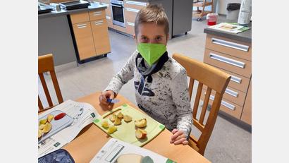 Bild: Mittelschule Waldsassen/exb
Schüler Julian Grillmeier beim Schneiden eines Apfels in der Schulküche anlässlich des Projekttags.