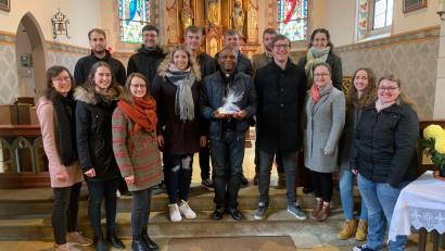 Bild: Johann Kulzer/exb
Neben der Spende gab es für den Neunburger Pfarrvikar Emmanuel Ogbu ein Präsent.