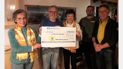 Bild: Katja Bub/exb
Das Bild zeigt (von links) Brigitte Jahny, Manfred Salcher, Gerry Maul, Alex Förster und Peter Meckler bei der Spendenübergabe.